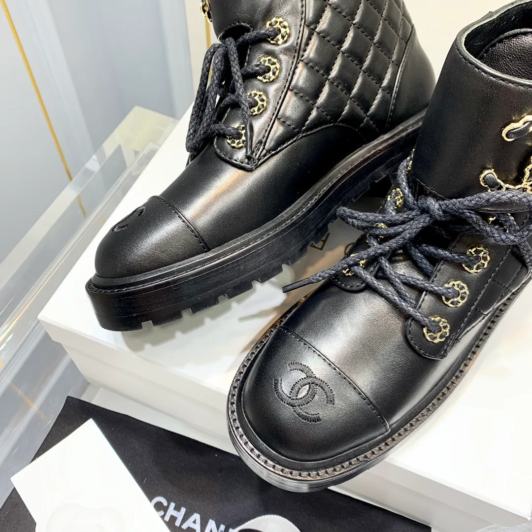 👟👟Ex-factory price 560👟👟 Chanel fw21 new arrival~ Xiaoxiang's 2023 autumn and winter heavy industry popular rhombus short boots 🔥 The classic boot style in 2020, 20 models are made of matte wrinkled cowhide ⚠️2023 new style. Both black and white colors use two kinds of leather: pure sheepskin and bright wrinkled cowhide!  Classic rhombus elements and chain elements are intertwined, full of details! The shoe style is Xiaoxiang’s most classic motorcycle boots. The shape is three-dimensional and full, and it is very handsome! Custom water-dyed lambskin lining! The soles are molded to customize Class A high-purity, high-density rubber! 35-41 (34 40 41 42 43 customized, non-returnable and non-exchangeable) Color: Leather surface divided. Matte leather: nude/black/white〰️Glossy leather: black/white=3 colors